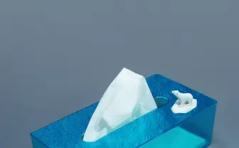 SNSで話題「氷山になるティッシュケース」が商品化 水面の影が涼しげな