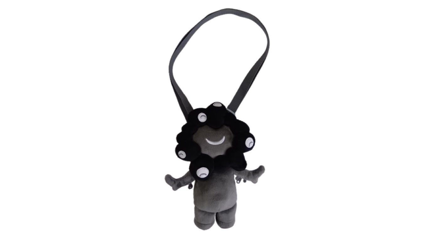 ミャクミャクが黒ポーチになるとこうなる。どこで買える？いくら