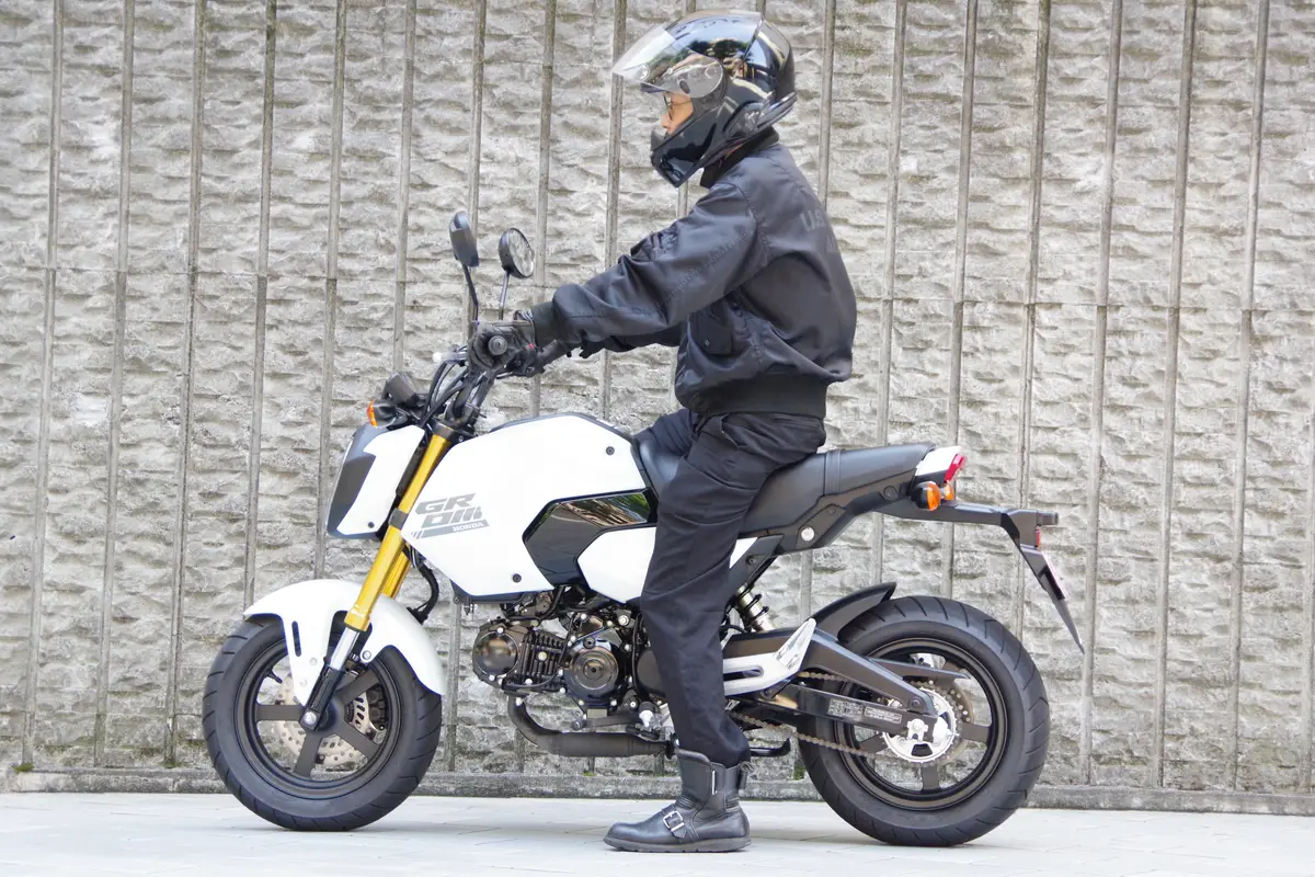 可愛いサイズと思ったら大間違い！スポーツ走行も楽しいGROM【165cmで