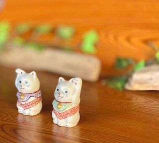 九谷焼 招き猫 幸福 置物 ペア チビ 赤絵細描 2号(木箱入り)-百華園