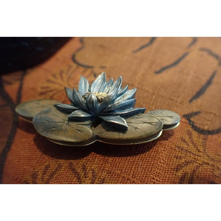 アンティーク 帯留め K9 蓮の花 繊細な彫金