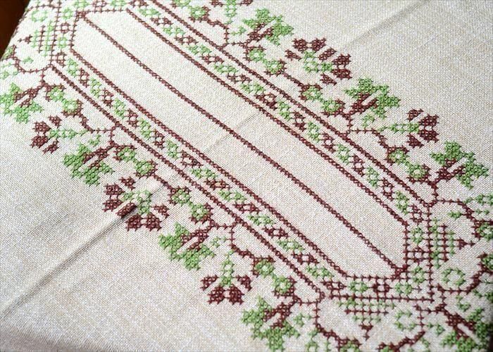 ヴィンテージドイツ製刺繍テーブルクロス豊かな風合い