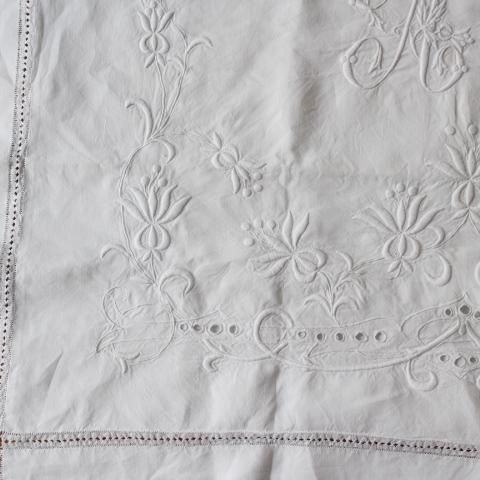 フランス製アンティーク 刺繍枕カバーのやわらかな触感
