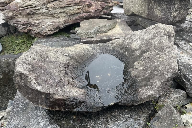 庵治石 水鉢 [11] 【一点もの】｜庭ガーデニングの粋でおしゃれな石の