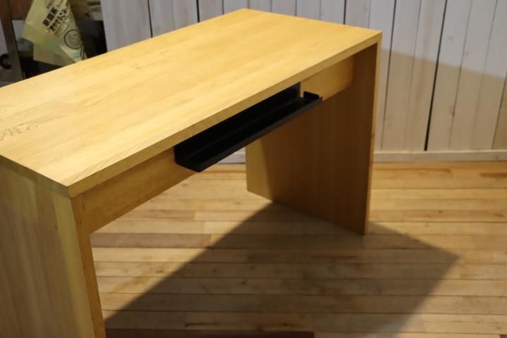 無印良品(MUJI)の人気のオーク材無垢材 パーソナルデスク。コンパクト