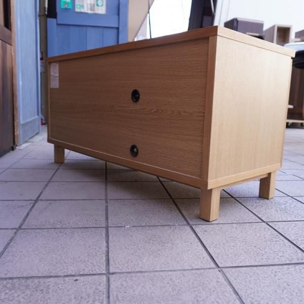 無印良品(MUJI)のタモ材 AVラック。シンプルなTVボードは圧迫感を感じ