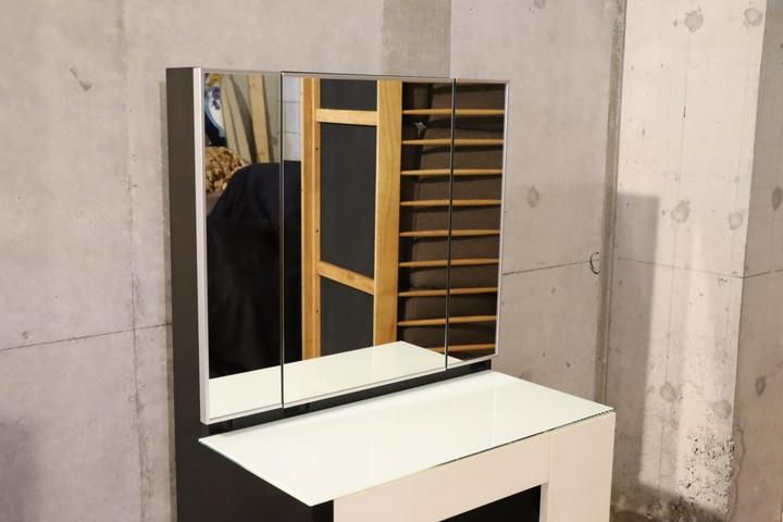 matsunaga(松永家具)よりドレッサーです。すっきりとしたフォルムと