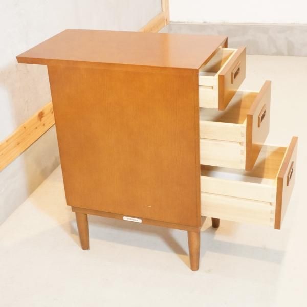 人気のkarimoku60+(カリモク60+)よりオーク材チェスト。レトロな雰囲気