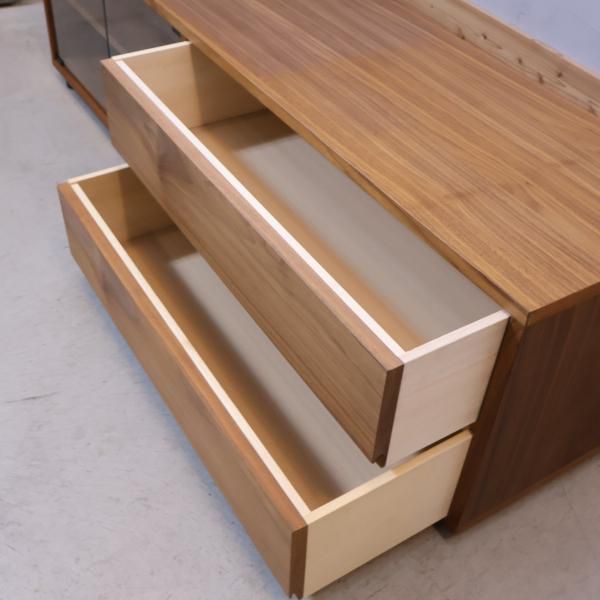 人気の無印良品(MUJI)のウォールナット材 テレビボードです。スッキリ