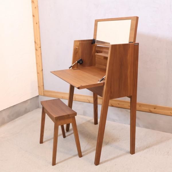 karimoku(カリモク家具)よりQT2811 ウォールナット材 ドレッサー。鏡や