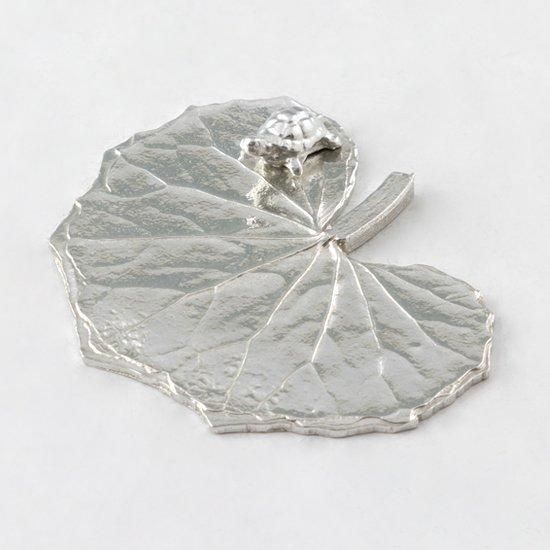 錫 銘々皿 木の葉＆亀 白加工 [No.2024-4-17-C]｜薩摩錫器工芸館