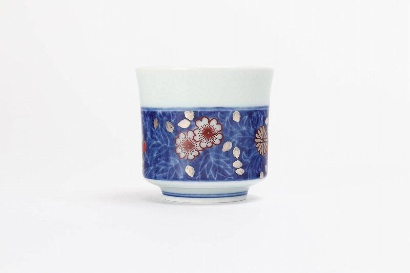 十四代今右衛門作 色絵雪花藍色墨はじき草花文ぐい呑