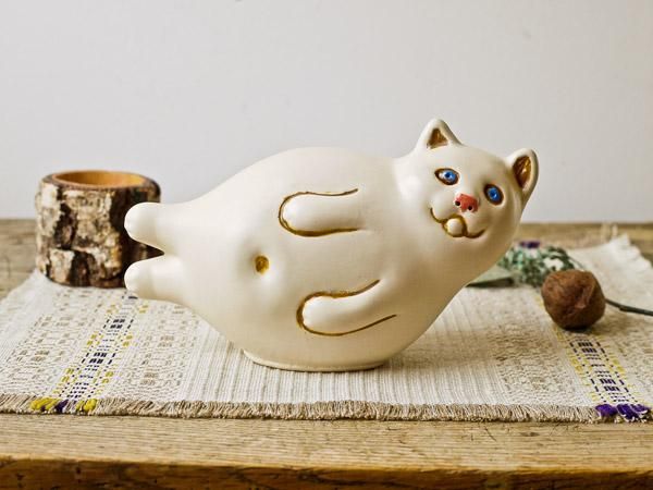 リトアニアの陶器の猫オブジェ（白・ねそべり） - presse 北欧、バルト