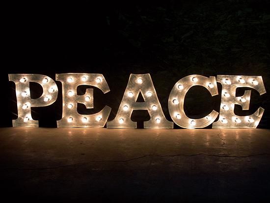 アルファベットライト／ブリキ立体文字電球看板【PEACE／ピース