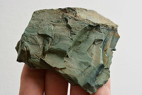 レア！国産・高品質】出雲石（出雲青めのう／碧玉）原石・128g（島根県