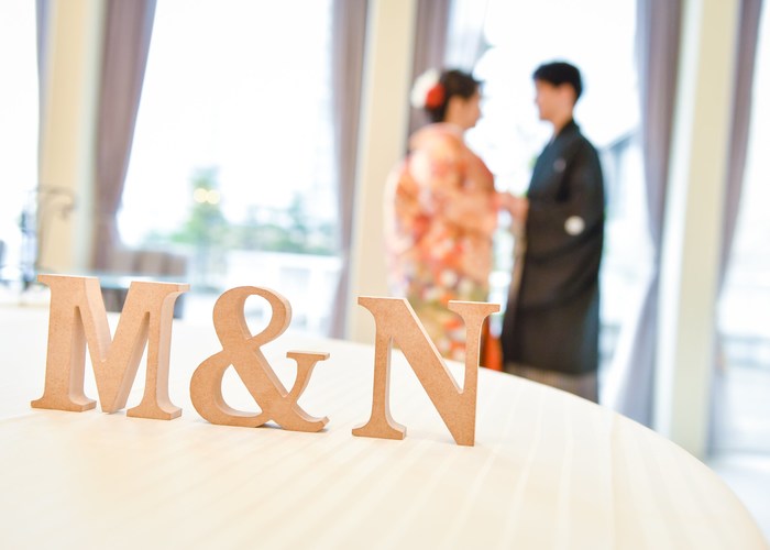 イニシャルオブジェと一緒に撮る可愛いウェディングフォト | marry[マリー]
