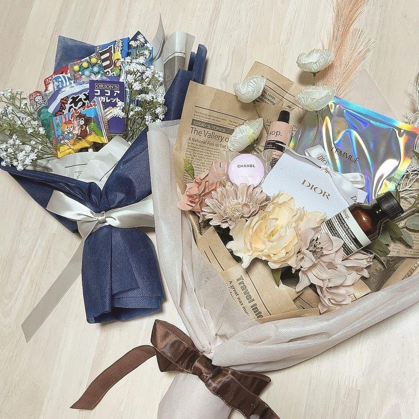 20人の花嫁さんとお花屋さんに聞いた！コスメブーケの内容と作り方