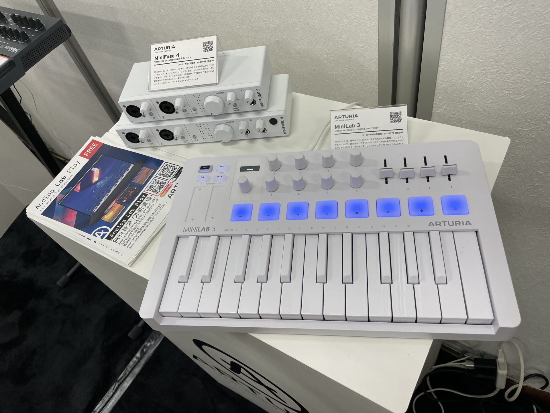 Arturia MiniLab 3 Alpine White | 人気MIDIキーボードコントローラー