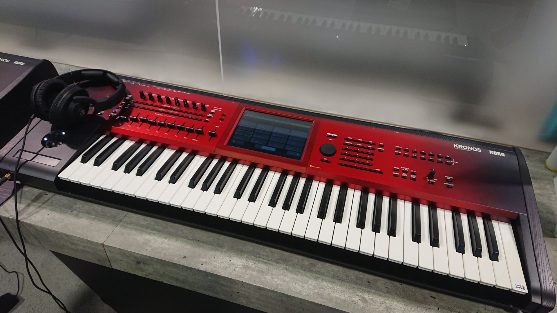 KORG KRONOS Special Edition | 新音色を追加した赤いグラデーション
