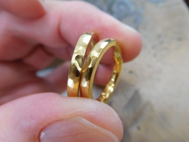 ペアリング 純金で手作り【鍛造】華奢で細め 2.5mm ハート＆槌目