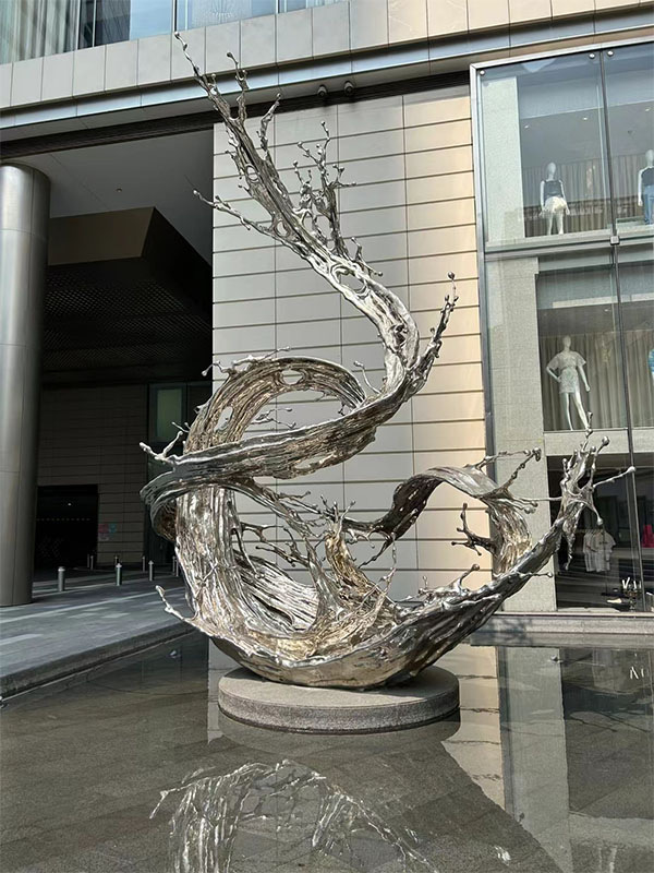 金属や木材などのさまざまな素材のカスタマイズされた彫刻アートワーク