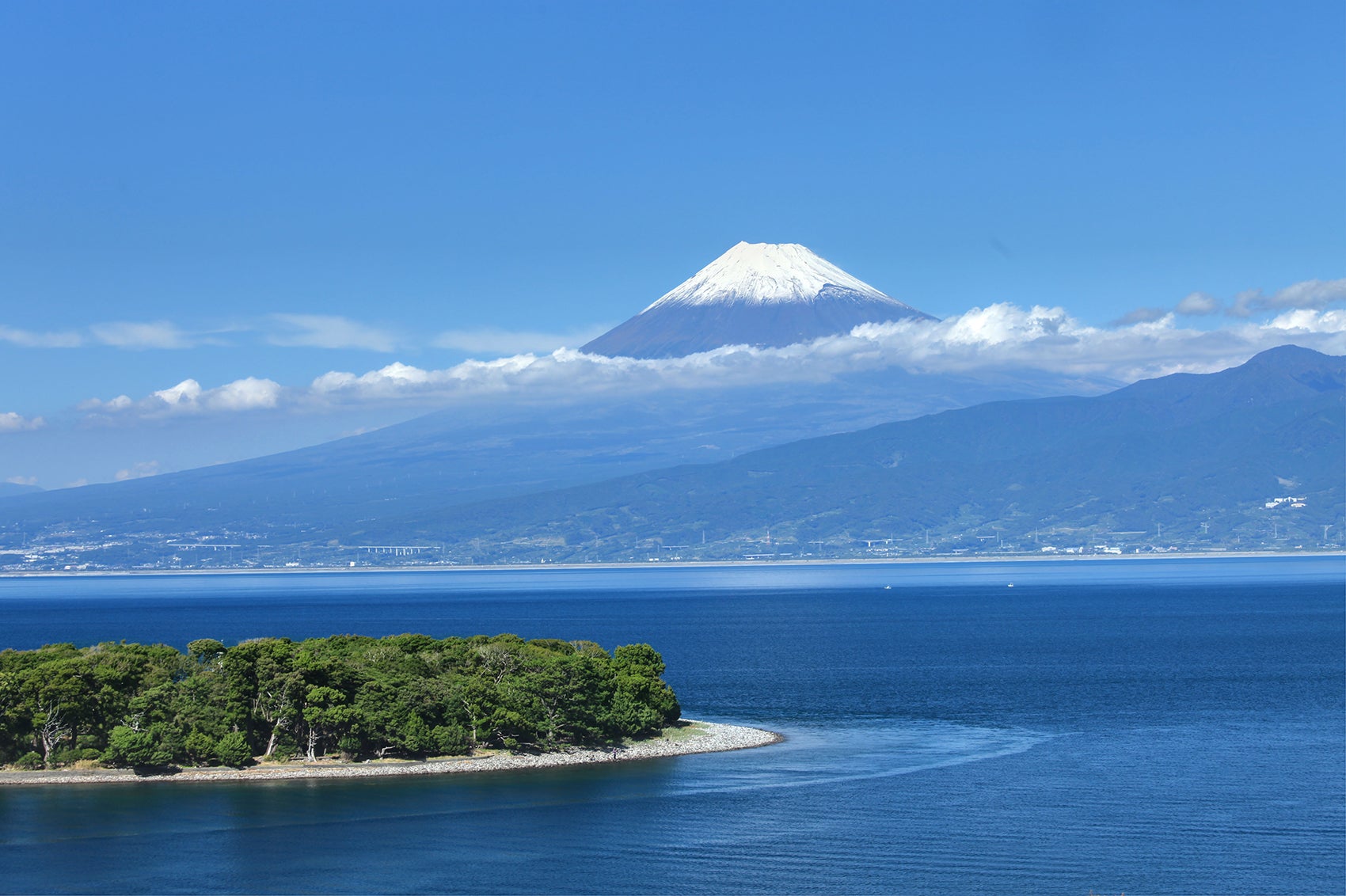 静岡県道17号から大瀬崎へ（静岡県）。富士山を間近に望む