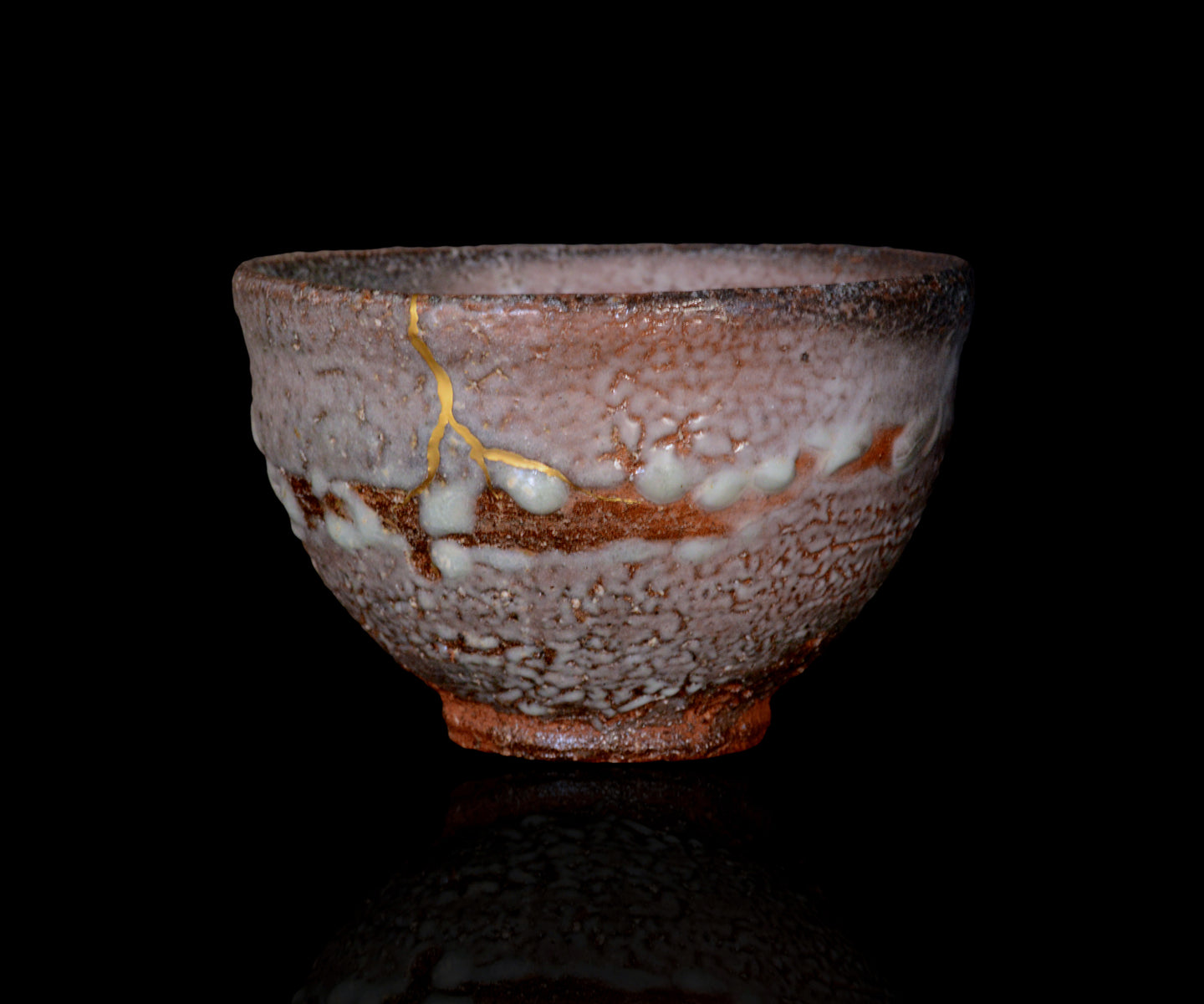 岡本作礼 唐津梅花皮茶盌 銘「雷神」 – 窯と土～Kama-to-tsuchi～