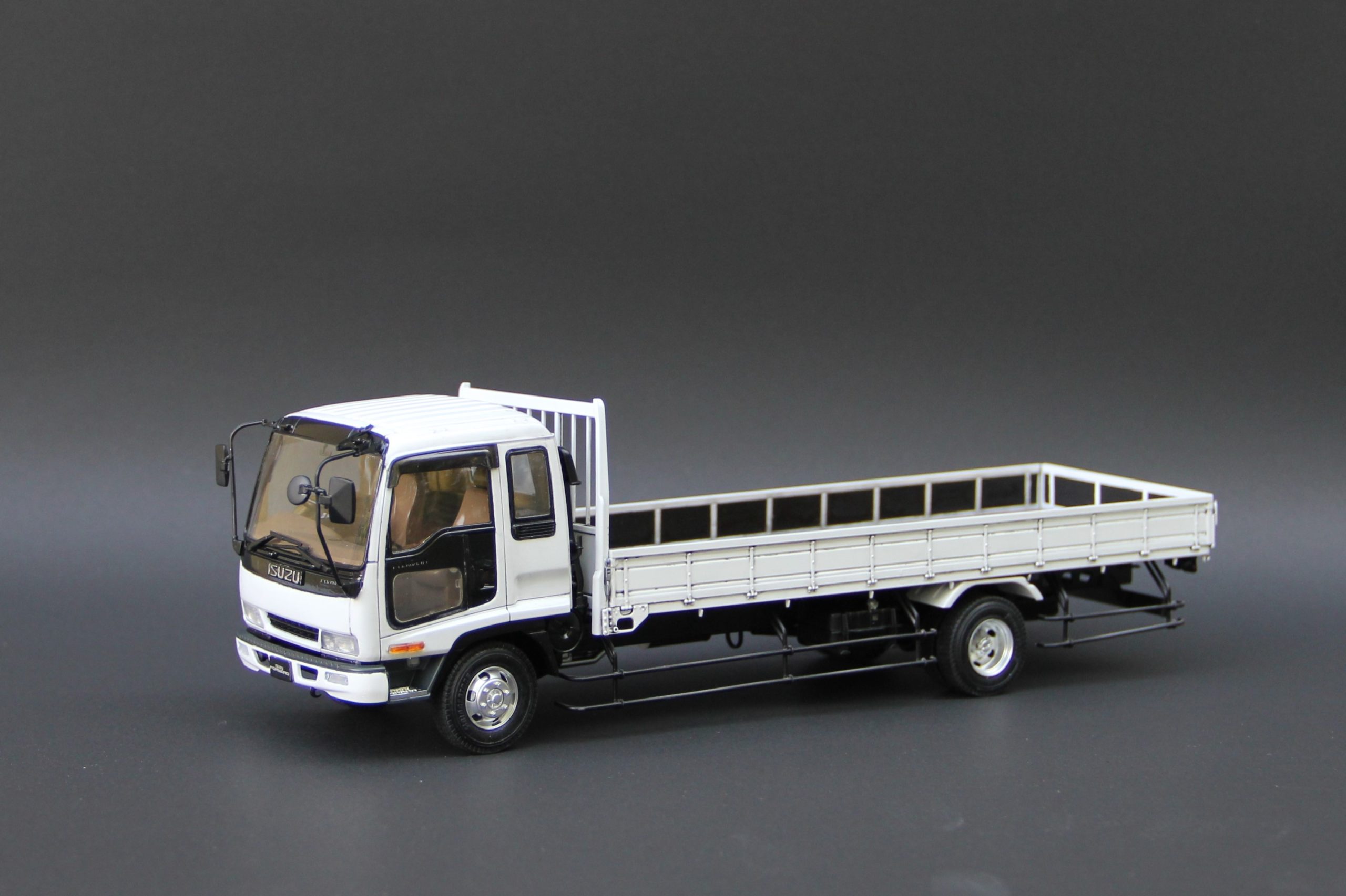 アオシマ 1/32 いすゞフォワード平ボデー – 模型製作 かえる工房