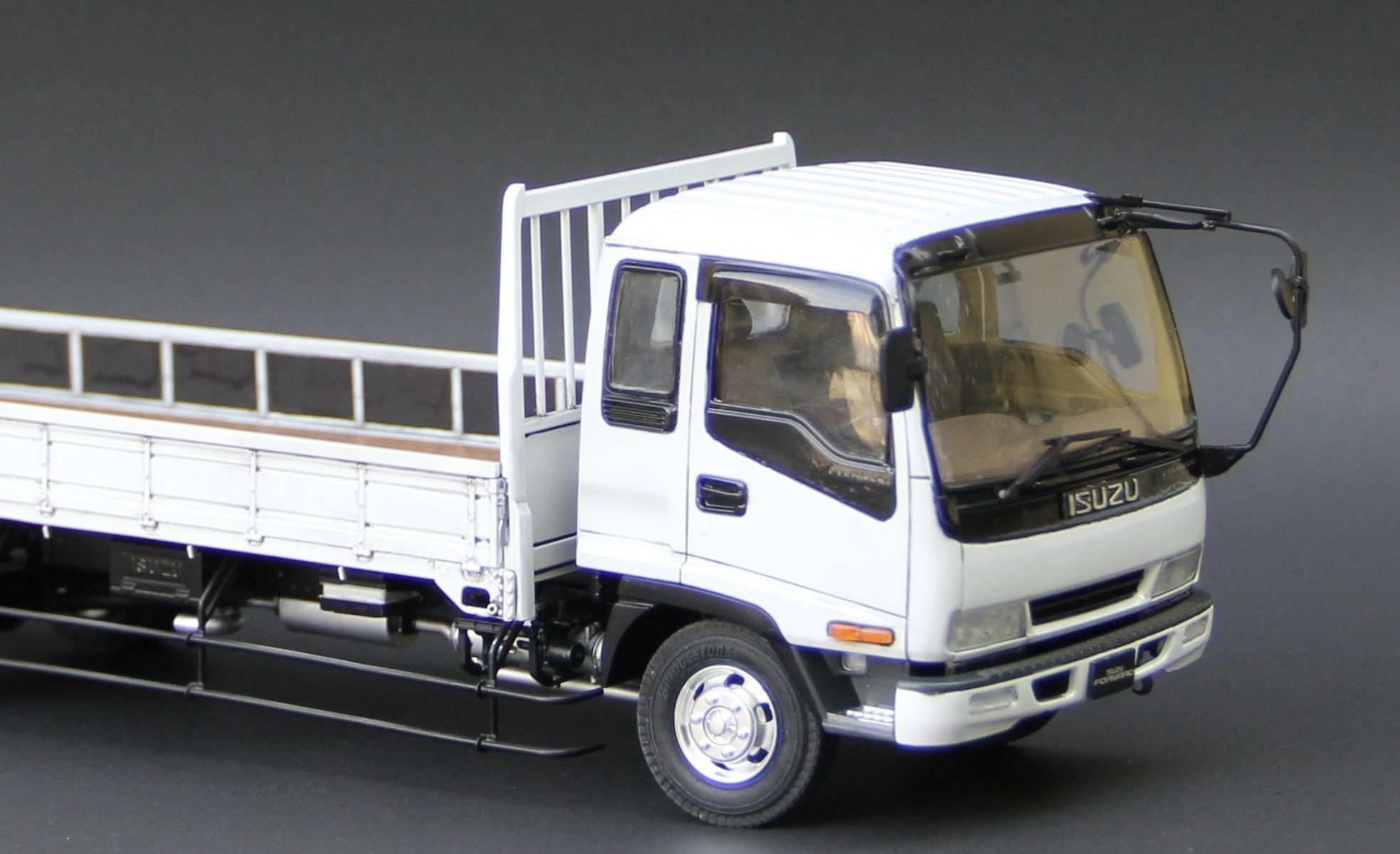 アオシマ 1/32 いすゞフォワード平ボデー – 模型製作 かえる工房