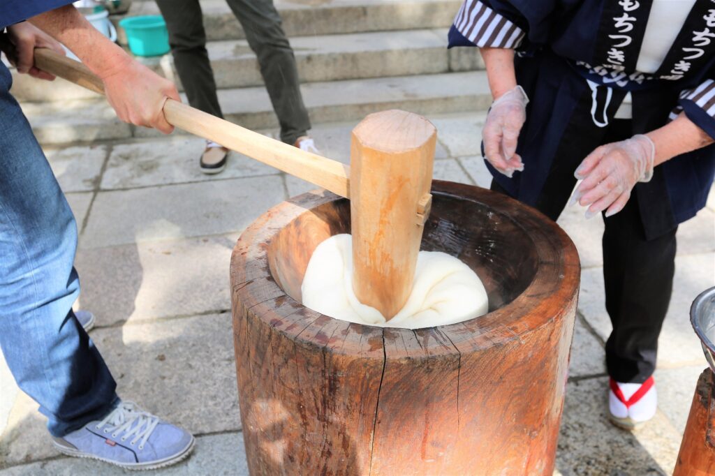 杵と臼でつくる本格餅つき！やり方や注意点を徹底解説 | 開運出張