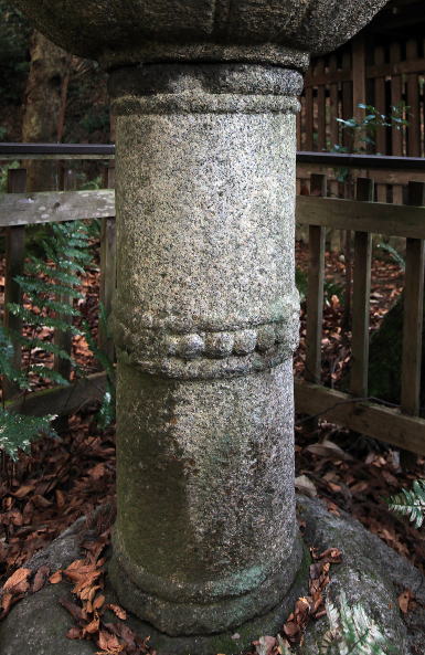 関蝉丸神社石燈籠（時雨灯籠）