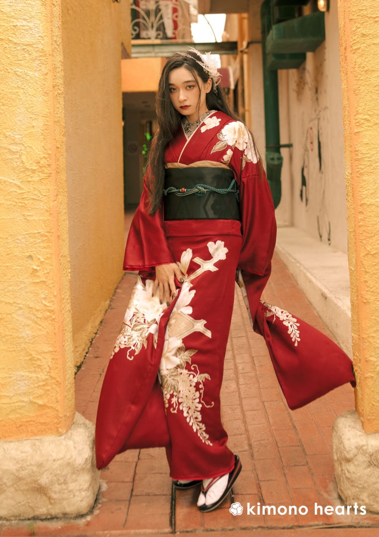 振袖ネットレンタル：赤と藤】白で描かれた花々が上品/KH-405 – kimono