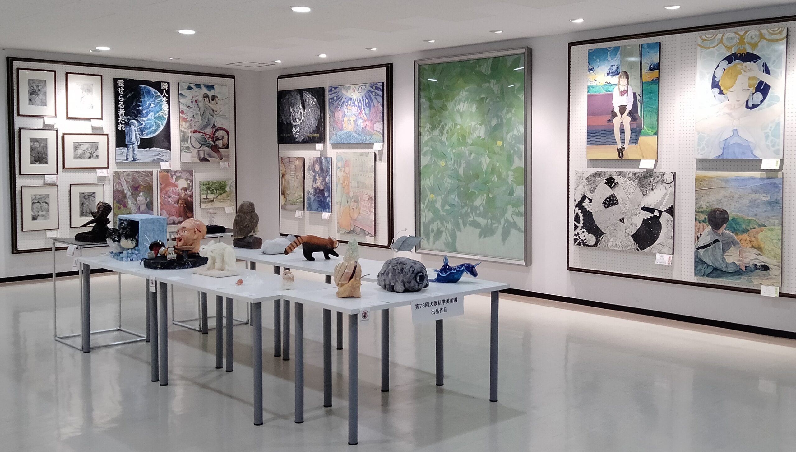 美術部 1Fギャラリーに第73回大阪私学美術展に出品した作品を展示