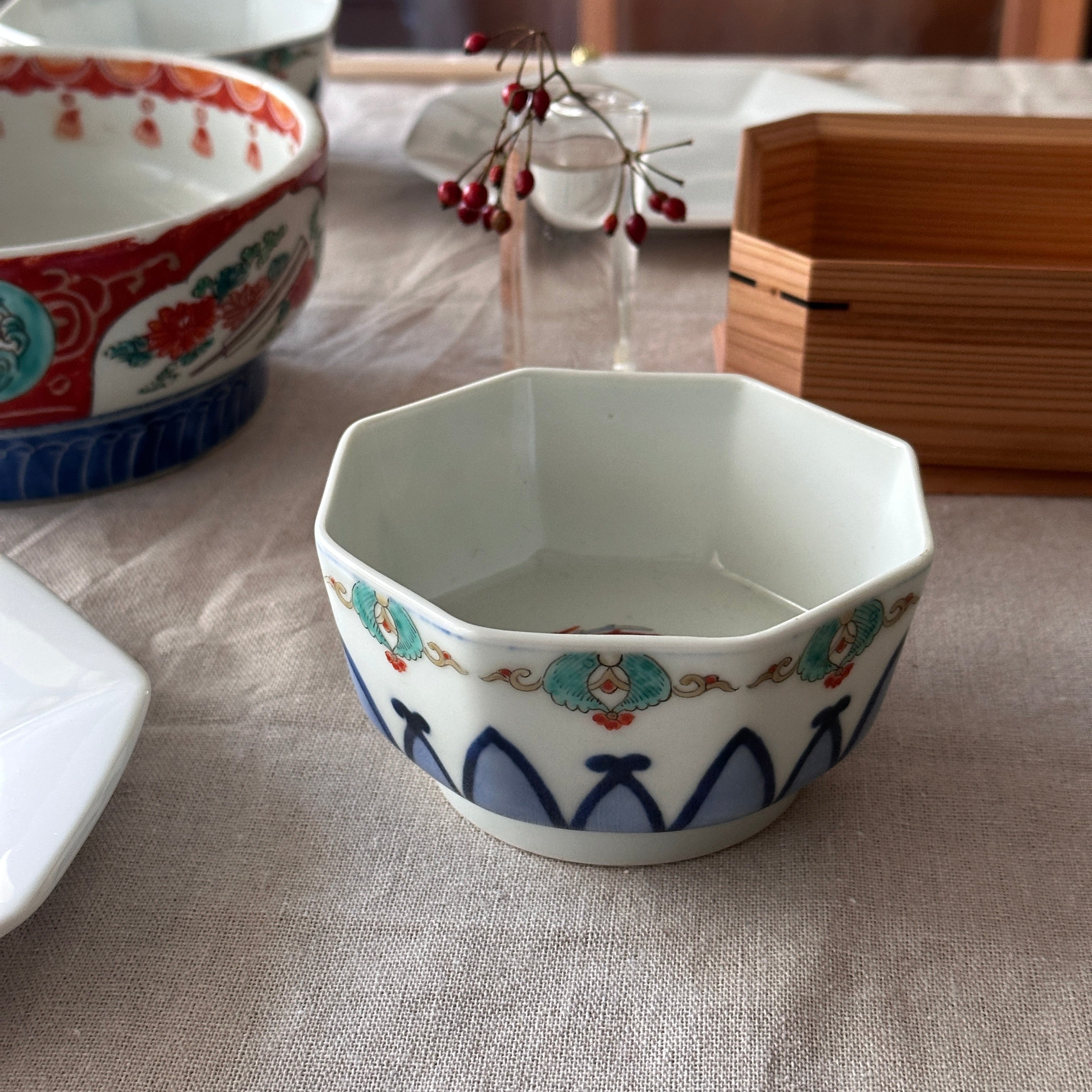 柿右衛門見込み鳳凰紋の八角向付 – Kotto Shop