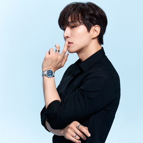2PM」ジュノ、オールブラックでソフトなカリスマアピール | K-POP