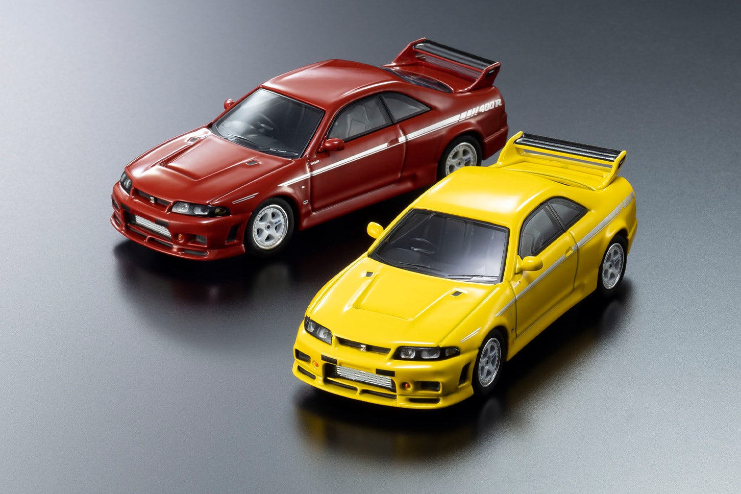 1/64スケールでライトが点灯？ 京商からファミマで買えるミニカー