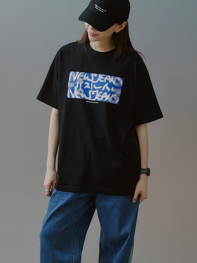 NewJeans x Hiroshi Fujiwara COLLER T-SHIRTS VER.3 (BLACK) – LINE