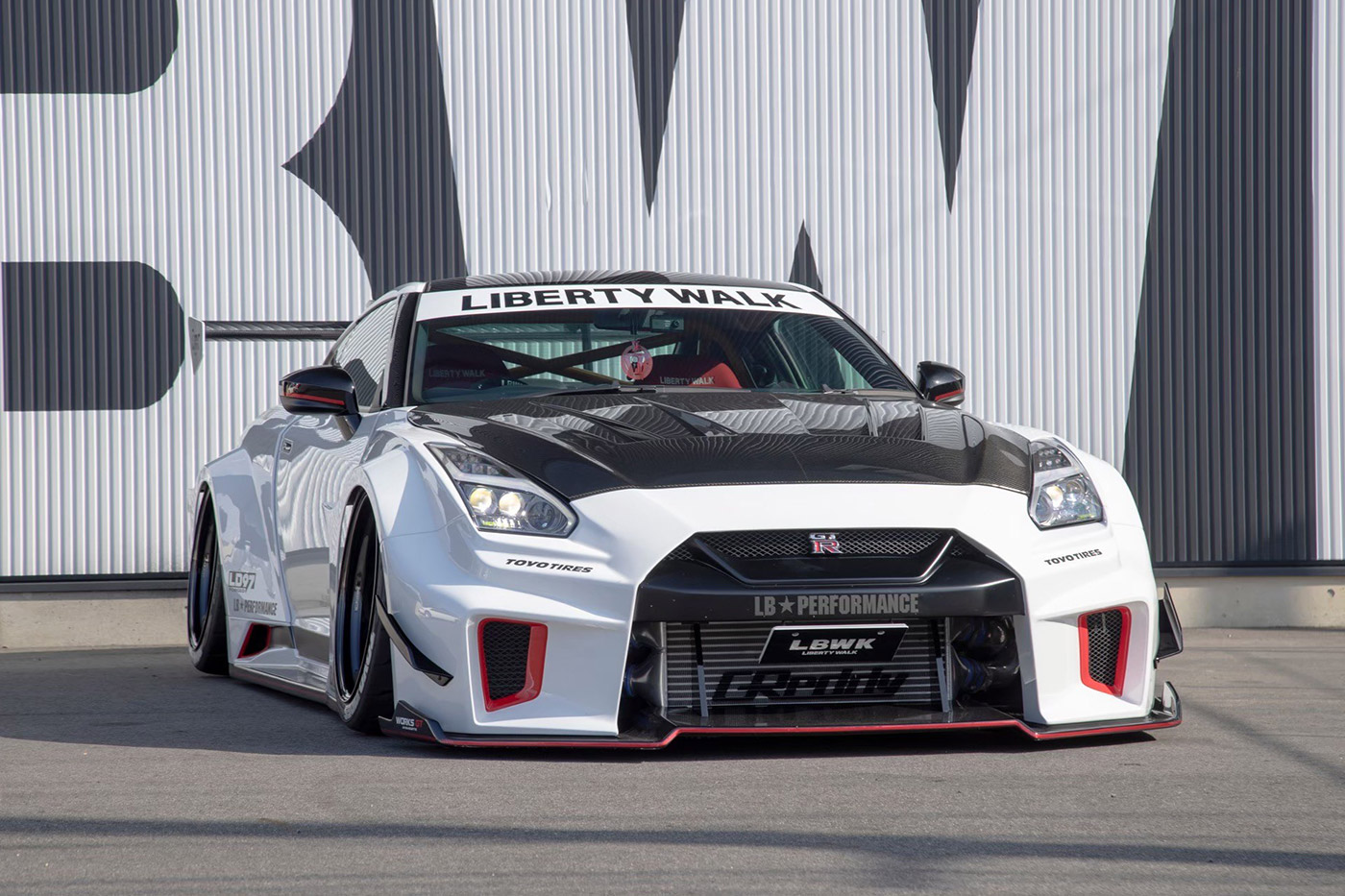 LB-Silhouette WORKS GT NISSAN R35 GT-R - LIBERTY WALK | リバティー