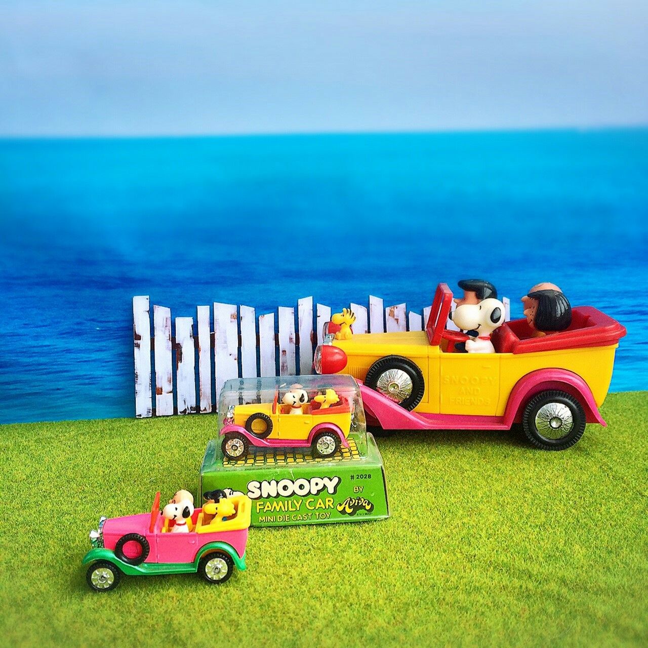 Mini Die-Cast Family Car PEANUTS by Aviva : The Old Snoopy Collection