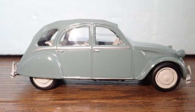 デルプラドのシトロエン2CV : ガレージ竹取坂（光山市交通局車両部）