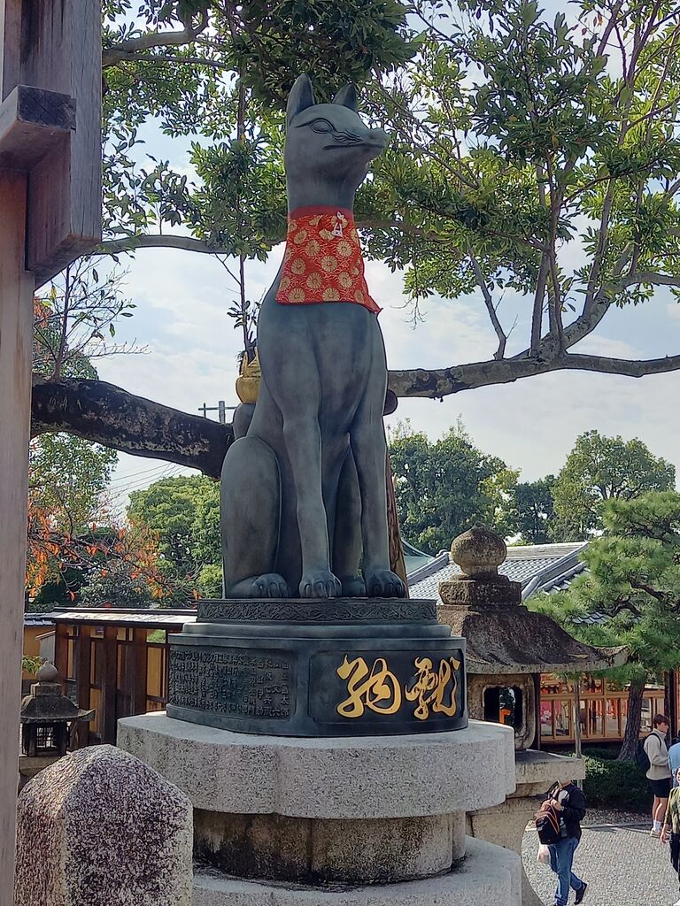 伏見稲荷の狐を楽しむ|稲荷神社の狐石像 : 岡崎市 老舗石屋㈱杉田石材