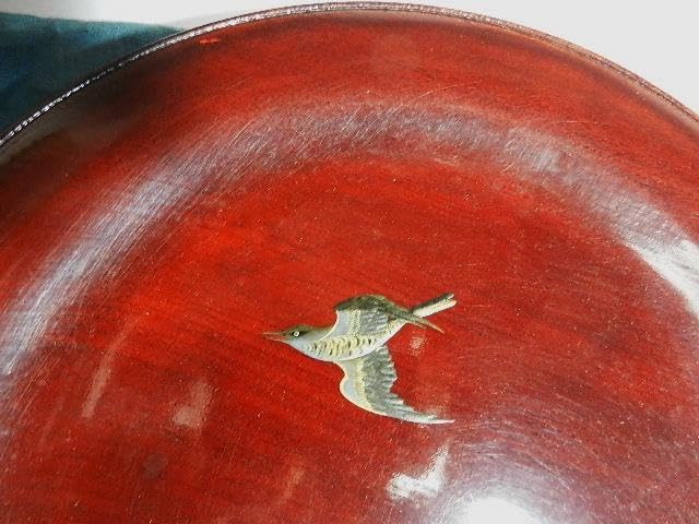 望月玉渓作「木地溜塗燕蒔絵丸盆（帝室技藝員望月玉泉翁三周忌追悼記念）」