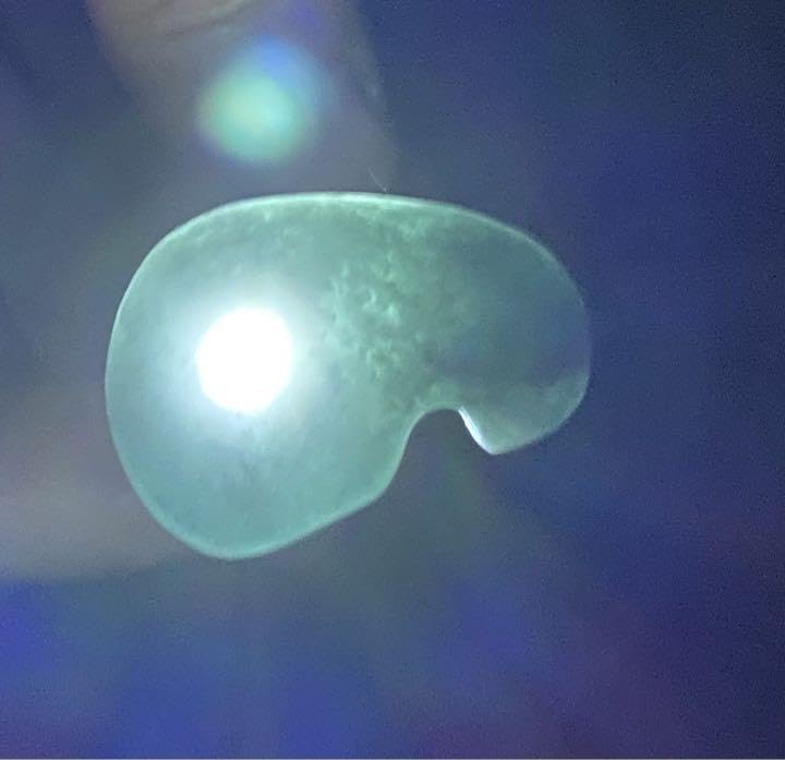 Amazon.co.jp: 卯堂 勾玉 手磨き1点物 糸魚川翡翠 透過する原石から