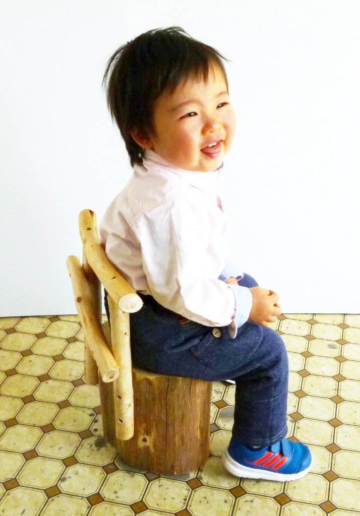 Amazon.co.jp: 子供 丸太椅子 国産 ひのき無垢 ひのき枝背もたれ付