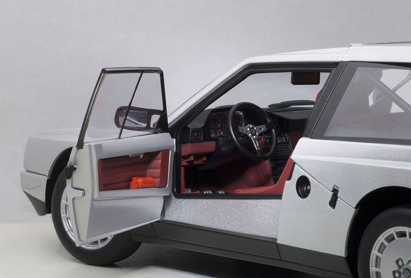 Amazon | AUTOart 1/18 ランチア デルタ S4 ストラダーレ (グレー