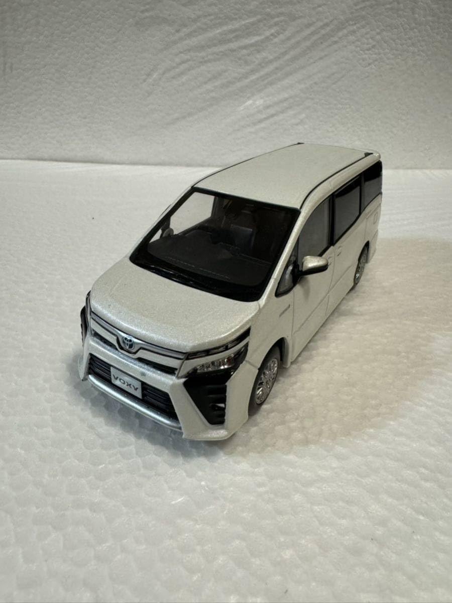 Amazon | 1/30 ミニカー 新型ヴォクシー VOXY ZS 後期 カラーサンプル