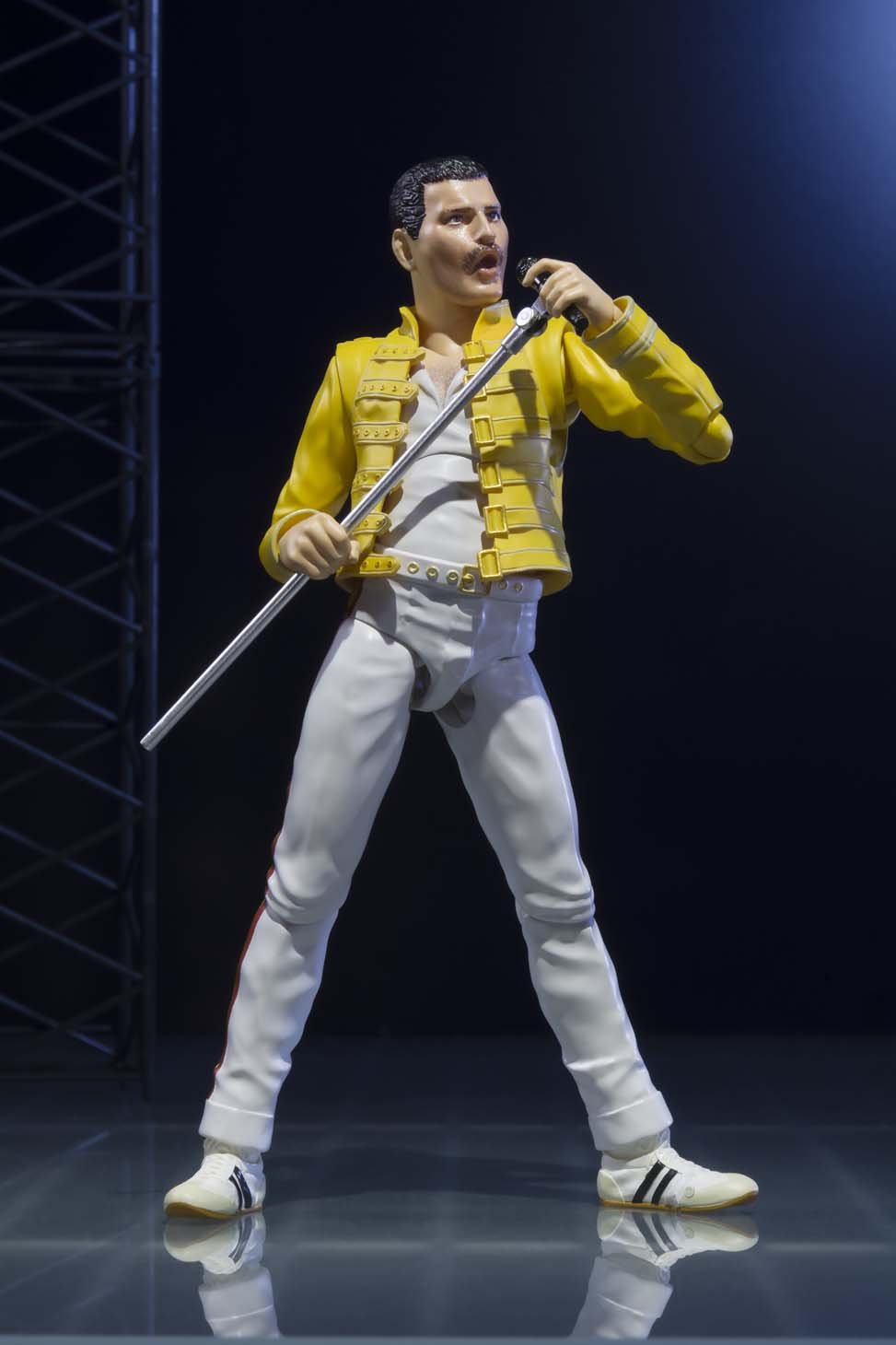Amazon.com: Bandai Tamashii Nations Freddie Mercury 