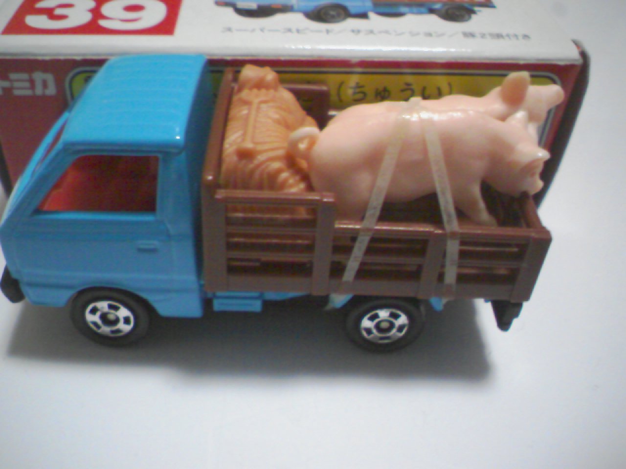 Amazon | トミカ 39 スズキ キャリィ 家畜運搬車 1/55 赤TOMYロゴ