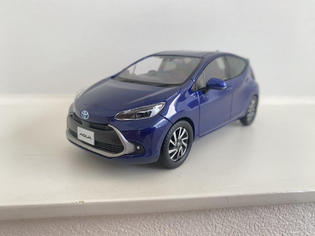 Amazon.co.jp: 新型 アクア ミニカー 1/30 ダークブルーマイカ