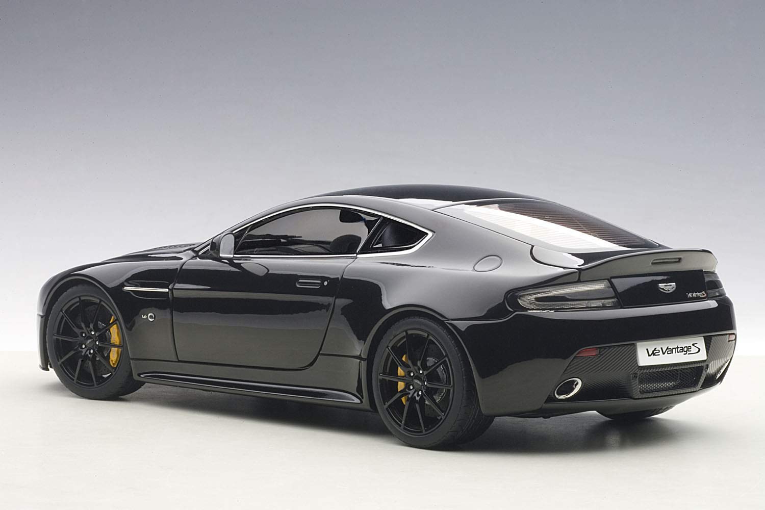 Amazon | AUTOart 1/18 アストンマーチン V12 ヴァンテージ S 2015